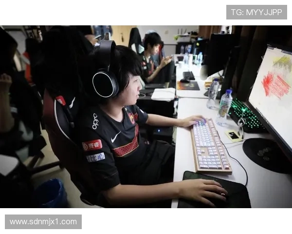 FPX战队在青年赛中以74分稳居积分榜首位，展现强劲实力